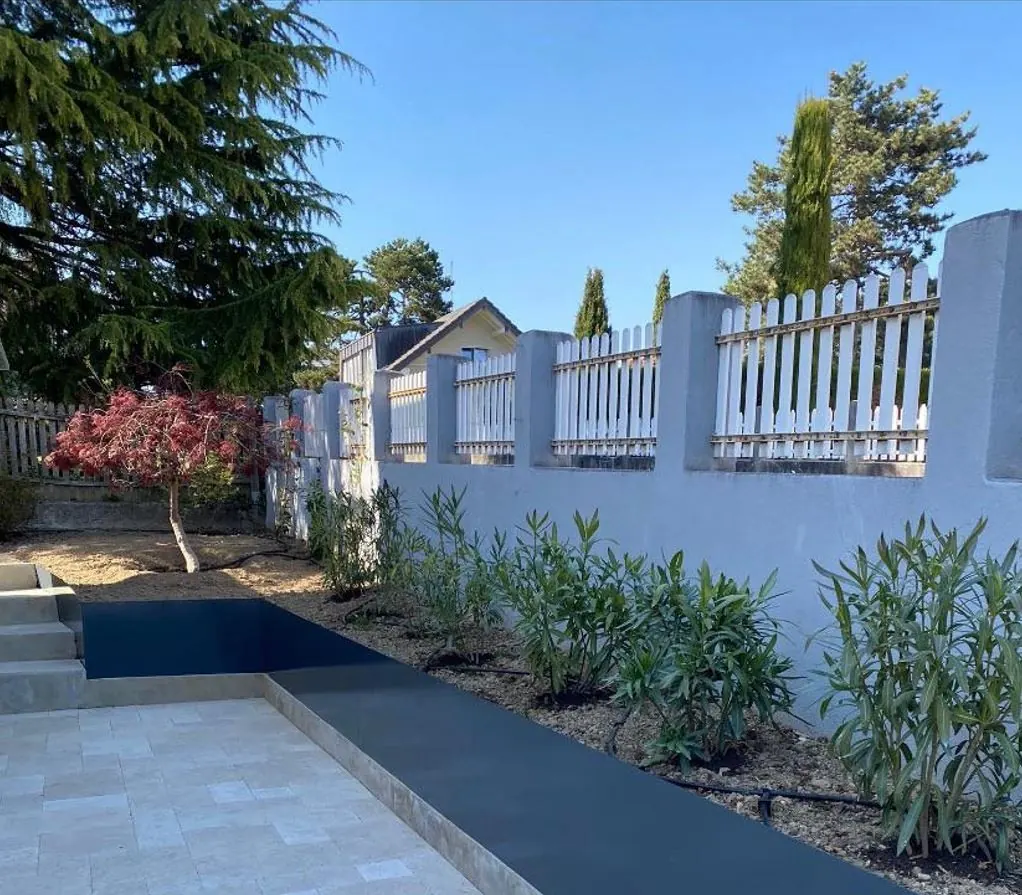 Villa rénovée avec façade et clôture repeintes, région lausannoise